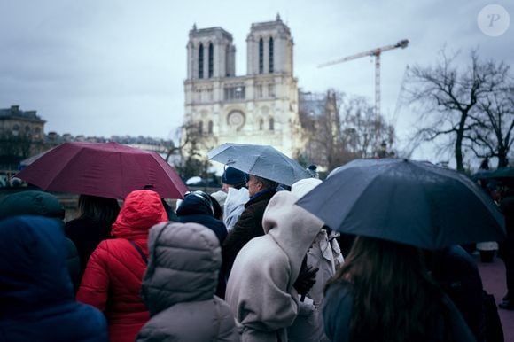 "Les répétitions ont été totalement décalées à cause de la météo"

Des badauds munis de parapluies se rassemblent près de la cathédrale Notre-Dame de Paris lors de la cérémonie officielle de réouverture après plus de cinq ans de travaux de reconstruction suite à l'incendie d'avril 2019, à Paris le 7 décembre 2024.  Photo par Alexis Jumeau/ABACAPRESS.COM