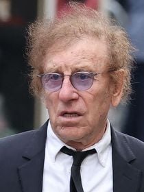 Décoration minimale, papier peint vieillissant... dans l'appartement parisien de 200 mètres carrés d'Alain Souchon