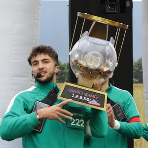 Inoxtag  - La plus belle avenue du monde va célébrer la sortie de la saison 2 de Squid Game en revisitant l'une de ses épreuves mythiques, 1,2,3 Soleil, à laquelle participeront 423 heureux volontaires dont les influenceurs Inoxtag, Maghla, Nicotine et Just Riadh sur l'Avenue des Champs-Élysées, à Paris, rRance, le 1er décembre 2024. © Coadic Guirec/Bestimage