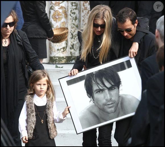 Valérie Bourdin et Sasha (fille de Filip Nikolic) aux obsèques de Filip Nikolic en l'Eglise Russe de Sainte Geneviève des Bois en 2009. © JACOVIDES-MOREAU / BESTIMAGE).