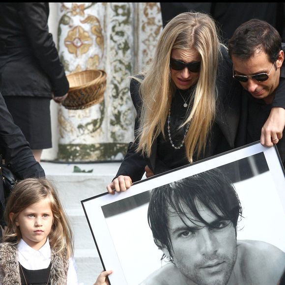 Valérie Bourdin et Sasha (fille de Filip Nikolic) aux obsèques de Filip Nikolic en l'Eglise Russe de Sainte Geneviève des Bois en 2009. © JACOVIDES-MOREAU / BESTIMAGE).