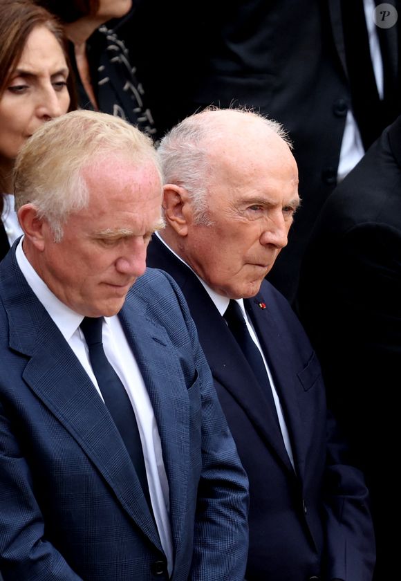François-Henri Pinault et François Pinault lors de l'hommage national du général d'armée Jean-Louis Georgelin sur l'esplanade des Invalides à Paris, France, le 25 août 2023. L’ancien chef d’État-major des armées, chargé de la reconstruction de Notre-Dame de Paris, est mort vendredi 18 août à 74 ans lors d’une randonnée sur les pentes du Mont Valier, dans les Pyrénées. © Dominique Jacovides/Bestimage