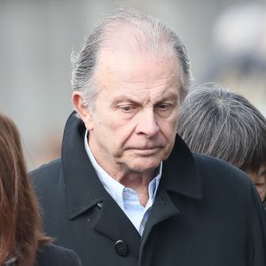D'après nos confrères d'"Ici Paris", le comédien serait "Dévasté par la douleur". "Roland Giraud a aussitôt sombré dans un état catatonique à l'annonce de la mort de celle qu'il aimait depuis soixante ans", a-t-on pu lire. 

Roland Giraud lors des obsèques de Véronique Colucci au cimetière communal de Montrouge, le 12 avril 2018 ©Agence / Bestimage