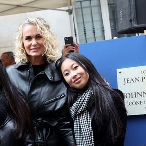 Laeticia Hallyday, ses filles Joy et Jade lors de l'inauguration d'une plaque commémorative en hommage à Johnny Hallyday devant l'immeuble où le chanteur français a grandi dans le 9ème arrondissement de Paris, France, le 22 décembre 2023. . © Dominique Jacovides/Bestimage