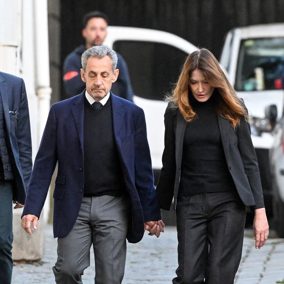 Nicolas Sarkozy, accompagné de sa femme Carla Bruni, sort de son domicile pour être incarcéré à la prison de La Santé à Paris, France, le 21 octobre 2025., où il purgera une peine de cinq ans de prison après avoir été reconnu coupable d'association de malfaiteurs en lien avec un projet de financement de la campagne électorale de 2007 de l'ancien dictateur libyen Mouammar Kadhafi. Nicolas Sarkozy, qui a connu de nombreux ennuis judiciaires depuis sa défaite à la réélection en 2012, sera incarcéré le 21 octobre 2025 pour un projet visant à obtenir des fonds libyens pour sa campagne présidentielle victorieuse de 2007, devenant ainsi le premier ancien dirigeant d'un pays de l'Union européenne à purger une peine de prison. L'ancien dirigeant d'extrême droite français a fait appel du verdict et dénoncé une "injustice". © Bestimage