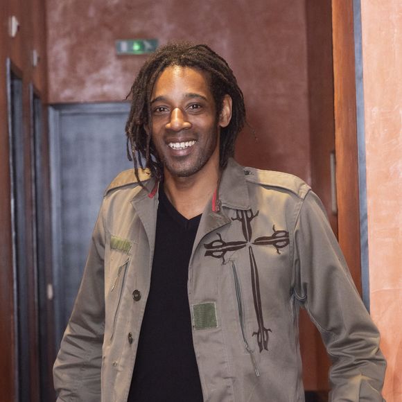 Mais seul Julien a souhaité vivre dans la maison de sa mère.

Julien Voulzy - XVème gala pour la Fondation Recherche Alzheimer à l'Olympia à Paris le 14 mars 2022.  Photo Jack Tribeca/Bestimage