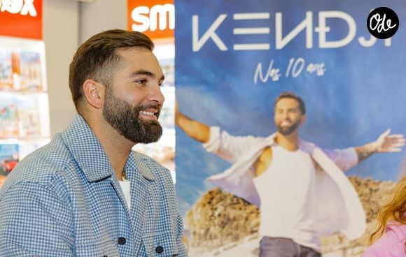 Kendji Girac a raconté cette anecdote dans son livre.
Le chanteur Kendji Girac en séance de dédicaces pour son autobiographie Mi vida à la Librairie du Furet du Nord à Lille, France, le 1er octobre 2025. © Stephane Vansteenkiste/Bestimage