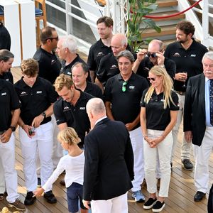 Le prince Albert II de Monaco a félicité les vainqueurs de l'Admiral’s Cup 2025, les 2 équipages du Yacht Club menés par Pierre Casiraghi, vice-président du Y.C.M. à la barre de Jolt 6 et Peter Harrison sur Jolt 3, le 14 septembre 2025
 © Bruno Bebert / Bestimage