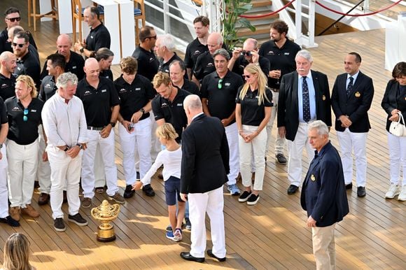 Le prince Albert II de Monaco a félicité les vainqueurs de l'Admiral’s Cup 2025, les 2 équipages du Yacht Club menés par Pierre Casiraghi, vice-président du Y.C.M. à la barre de Jolt 6 et Peter Harrison sur Jolt 3, le 14 septembre 2025
 © Bruno Bebert / Bestimage