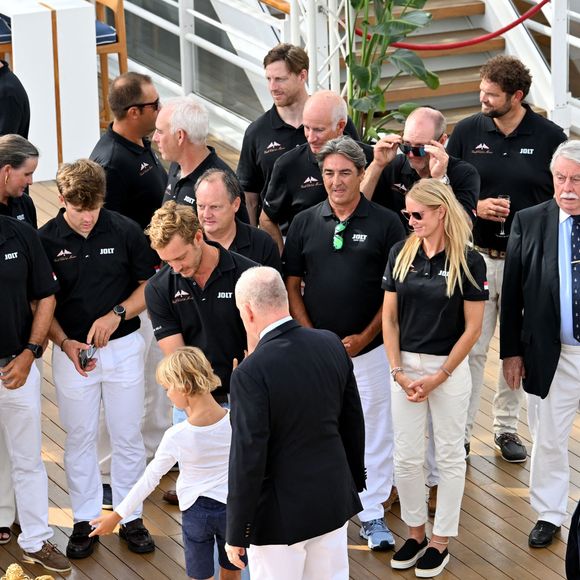 Le prince Albert II de Monaco a félicité les vainqueurs de l'Admiral’s Cup 2025, les 2 équipages du Yacht Club menés par Pierre Casiraghi, vice-président du Y.C.M. à la barre de Jolt 6 et Peter Harrison sur Jolt 3, le 14 septembre 2025
 © Bruno Bebert / Bestimage