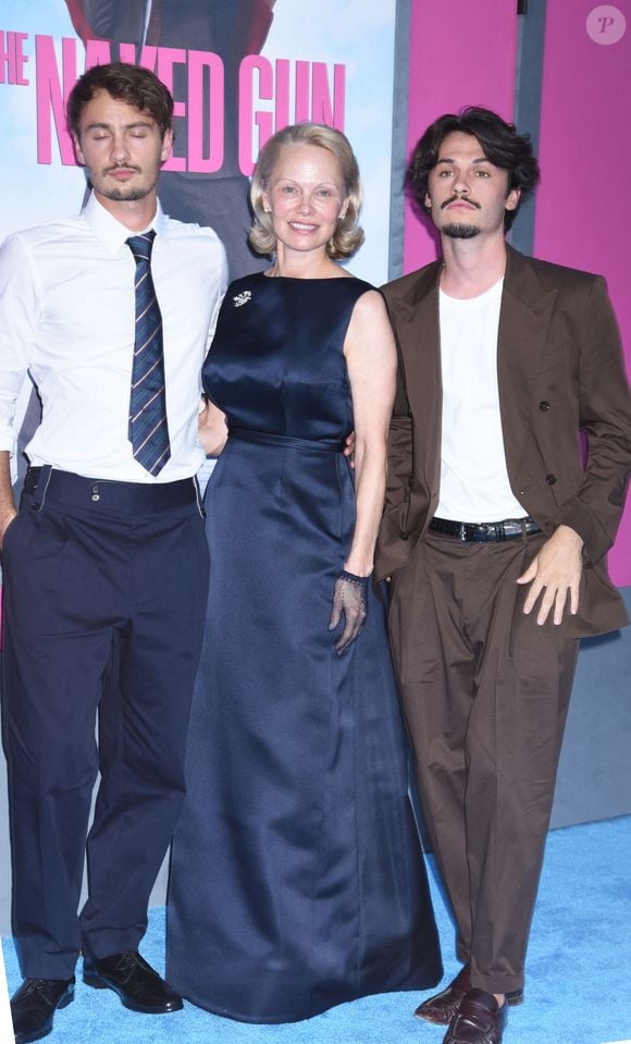 Pamela Anderson avec ses fils Brandon Thomas Lee et Dylan Jagger à la première américaine de Naked Gun au SVA Theater le 28 juillet 2025 à New York City. NYC, USA. Photo by MM/ABACAPRESS.COM
