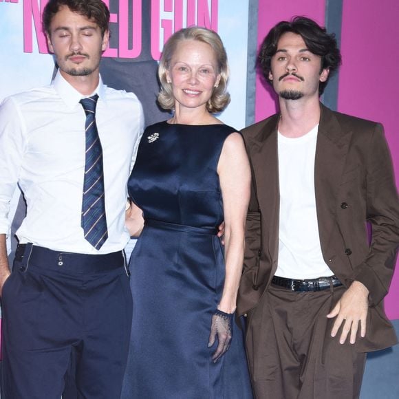 Pamela Anderson avec ses fils Brandon Thomas Lee et Dylan Jagger à la première américaine de Naked Gun au SVA Theater le 28 juillet 2025 à New York City. NYC, USA. Photo by MM/ABACAPRESS.COM