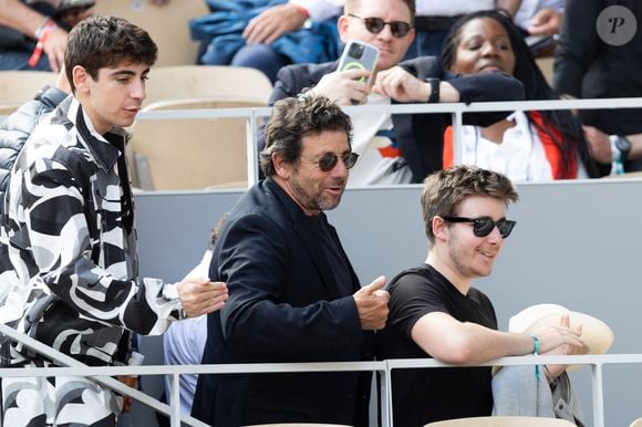 Patrick Bruel, ses fils Oscar et Leon Bruel dans les tribunes lors des Internationaux de France de Tennis de Roland Garros 2025. Paris, © Jacovides / Moreau / Bestimage