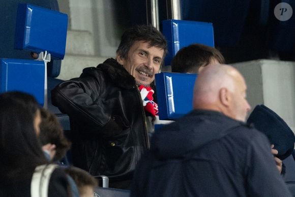 Arnaud Tsamere - Célébrités dans les tribunes du match de Ligue des Champions entre le PSG contre le Bayern de Munich (1-2) au Parc des Princes à Paris le 4 novembre 2025. © Cyril Moreau/Bestimage