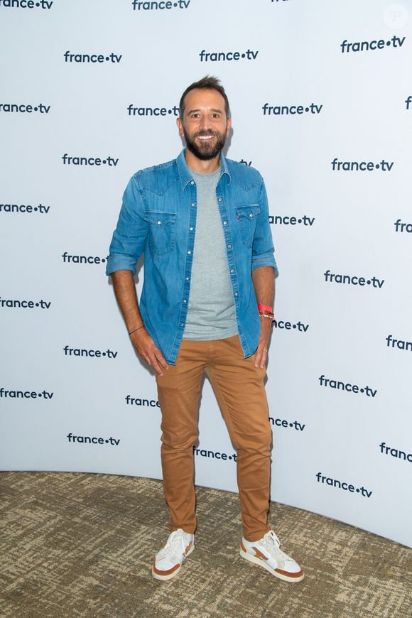 Ismael Khelifa lors du photocall dans le cadre de la conférence de presse de France Télévisions au Pavillon Gabriel à Paris, France, le 24 août 2021. Pierre Perusseau/Bestimage