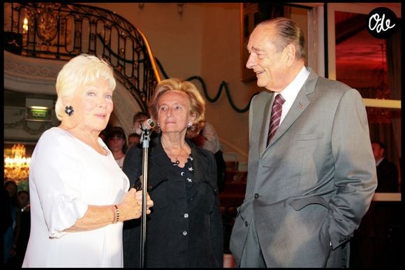 Celle dont la vie sentimentale avec Jacques Chirac n’a pas été un long fleuve tranquille a eu droit à plusieurs hommages. Parmi eux, celui de l’actrice Line Renaud, 97 ans.

Line Renaud, Bernadette et Jacques Chirac - Line Renaud fête ses 80 ans au Pre Catelan à Paris - 02/07/2008 - RINDOFF-GUIREC / BESTIMAGE
