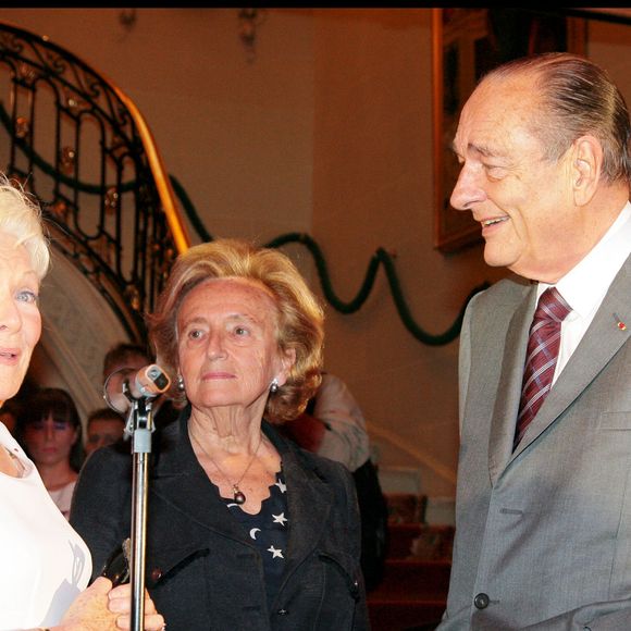 Celle dont la vie sentimentale avec Jacques Chirac n’a pas été un long fleuve tranquille a eu droit à plusieurs hommages. Parmi eux, celui de l’actrice Line Renaud, 97 ans.

Line Renaud, Bernadette et Jacques Chirac - Line Renaud fête ses 80 ans au Pre Catelan à Paris - 02/07/2008 - RINDOFF-GUIREC / BESTIMAGE