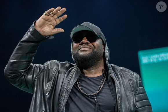 Le rappeur est décédé ce dimanche 4 janvier. Les circonstances de sa mort n'ont pas été dévoilées.

Calbo au meeting du candidat Europe Écologie les Verts, Yannick Jadot à l'élection présidentielle au Zénith à Paris, le 27 mars 2022. 

Photo : Aurélien Morissard / Panoramic / Bestimage