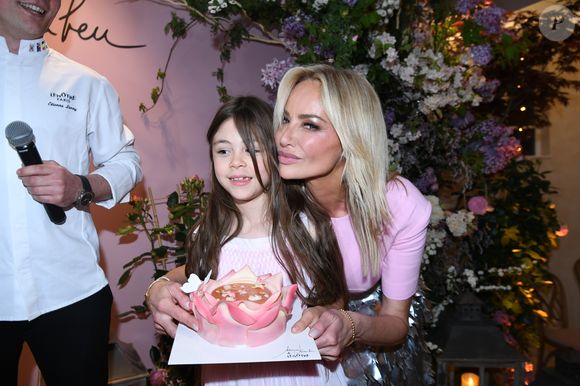 Adriana Karembeu avec sa fille Nina - A l'occasion de la fête des Mères, Adriana Karembeu et Lenôtre s'associent pour créer l'entremets "Nina" au Pré Catelan à Paris le 29 avril 2025.
Cette création à quatre mains est le fruit d'une complicité artistique entre Adriana Karembeu, icône internationale de la mode, ambassadrice engagée, maman au grand cœur et Étienne Leroy Chef Patissier Lenôtre el Champion du Monde de la Pâtisserie.
Pensé comme une rose à offrir, l'entremets « Nina » est symbole de tendresse, de lien et de partage. Cette co-création soutient la Croix-Rouge française, 5% des bénéfices seront reversés à l'association, auprès de laquelle Adriana Karembeu est ambassadrice depuis plus de 25 ans. © Rachid Bellak/Bestimage