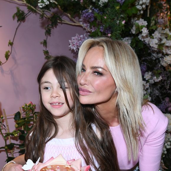 Adriana Karembeu avec sa fille Nina - A l'occasion de la fête des Mères, Adriana Karembeu et Lenôtre s'associent pour créer l'entremets "Nina" au Pré Catelan à Paris le 29 avril 2025.
Cette création à quatre mains est le fruit d'une complicité artistique entre Adriana Karembeu, icône internationale de la mode, ambassadrice engagée, maman au grand cœur et Étienne Leroy Chef Patissier Lenôtre el Champion du Monde de la Pâtisserie.
Pensé comme une rose à offrir, l'entremets « Nina » est symbole de tendresse, de lien et de partage. Cette co-création soutient la Croix-Rouge française, 5% des bénéfices seront reversés à l'association, auprès de laquelle Adriana Karembeu est ambassadrice depuis plus de 25 ans. © Rachid Bellak/Bestimage