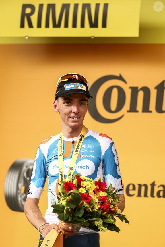 Français Romain Bardet de l'équipe DSM-Firmenich PostNL fête le podium après avoir remporté la première étape du Tour de France 2024, de Florence à Rimini (206 km), le samedi 29 juin 2024. La 111e édition du Tour de France débutera le samedi 29 juin et se terminera à Nice, en France, le 21 juillet. Photo par ABACAPRESS.COM