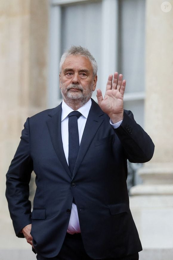 La famille Besson dénonce la violence de cet acte mais aussi une intrusion non autorisée. Le réalisateur a laissé un message sur les réseaux sociaux. 

Le cinéaste français Luc Besson - Arrivée des invités au dîner d'Etat en l'honneur du président chinois Xi Jinping et de sa femme la Première Dame Peng Liyuan au palais présidentiel de l'Elysée à Paris, France, le 6 mai 2024. @Stephane Lemouton / Bestimage