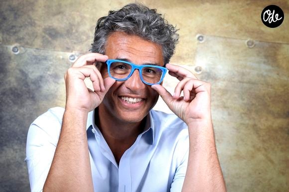 Très fier de son parcours, il a tenu à remettre les pendules à l'heure concernant l'origine de son aisance financière : "On est bien, mais pas parce qu'on a fait Affaire conclue, parce qu'on a bien travaillé."

Portrait de Julien Cohen lors de l'émission "Chez Jordan" à Paris le 11 mai 2022.

© Cédric Perrin / Bestimage