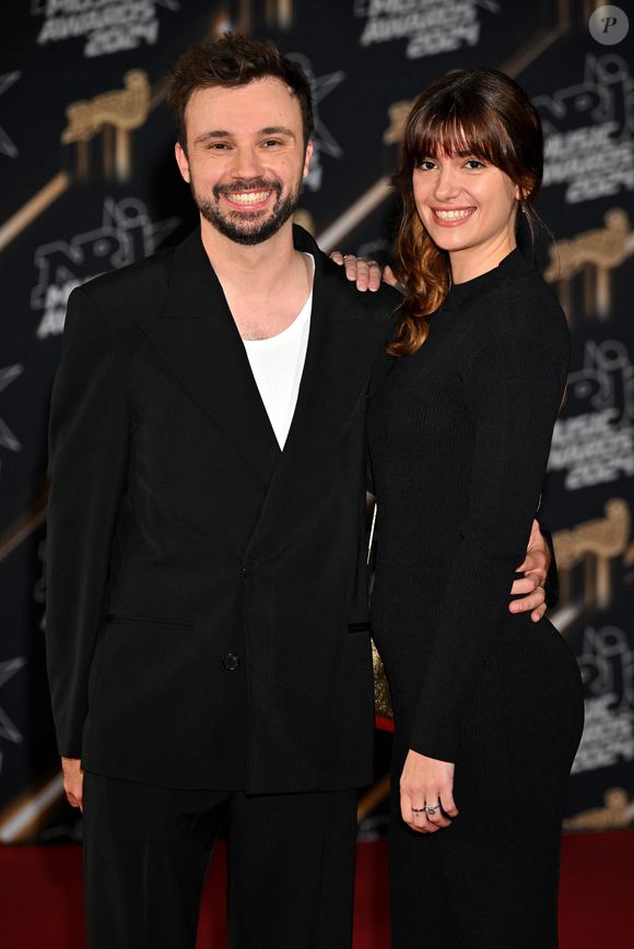 Tom Villa et sa compagne au photocall de la 26ème édition des NRJ Music Awards à Cannes, le 1er novembre 2024. © Bebert-Guignebourg/Bestimage