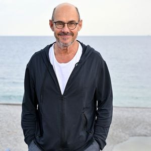 "Je suis un peu avare en je t’aime. (...) Parfois, je me prive de dire je t’aime à la personne que j’aime", avait-il confié sur France Inter.

Bernard Campan au photocall du film "Les Rêveurs" réalisé par Isabelle Carré lors de la 7e édition du festival Cineroman à Nice le 1er octobre 2025.

© Bebert-Jacovides/Bestimage