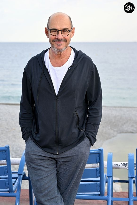 "Je suis un peu avare en je t’aime. (...) Parfois, je me prive de dire je t’aime à la personne que j’aime", avait-il confié sur France Inter.

Bernard Campan au photocall du film "Les Rêveurs" réalisé par Isabelle Carré lors de la 7e édition du festival Cineroman à Nice le 1er octobre 2025.

© Bebert-Jacovides/Bestimage