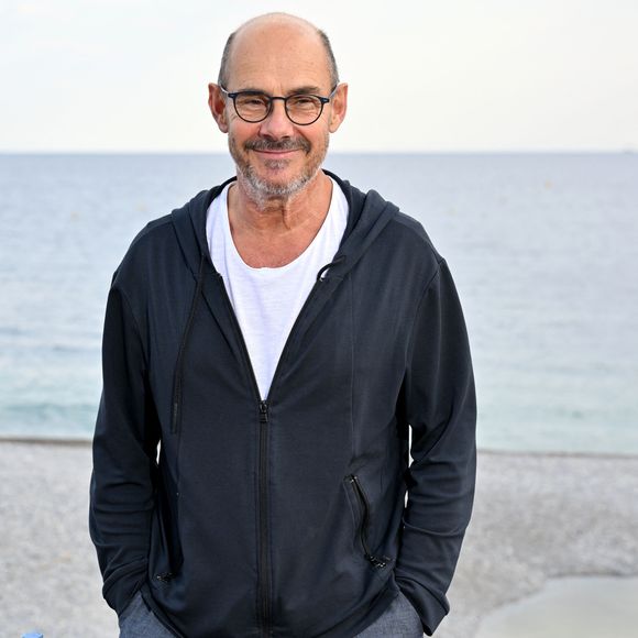 "Je suis un peu avare en je t’aime. (...) Parfois, je me prive de dire je t’aime à la personne que j’aime", avait-il confié sur France Inter.

Bernard Campan au photocall du film "Les Rêveurs" réalisé par Isabelle Carré lors de la 7e édition du festival Cineroman à Nice le 1er octobre 2025.

© Bebert-Jacovides/Bestimage