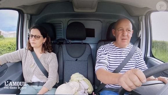 Leur rupture vient d'être annoncée contre toute attente.

Renaud rencontre l'entourage d'Anne dans "L'amour est dans le pré", M6