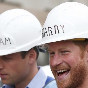 Il aurait notamment tenté de rentrer en contact avec eux par le biais de messages et d'appels qui n’ont reçu aucune réponse...

Le prince William et le prince Harry visitent un chantier de rénovation d'appartements à Manchester. Le 23 septembre 2015 AGENCE / BESTIMAGE