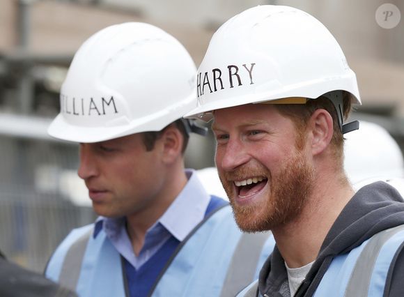 Il aurait notamment tenté de rentrer en contact avec eux par le biais de messages et d'appels qui n’ont reçu aucune réponse...

Le prince William et le prince Harry visitent un chantier de rénovation d'appartements à Manchester. Le 23 septembre 2015 AGENCE / BESTIMAGE