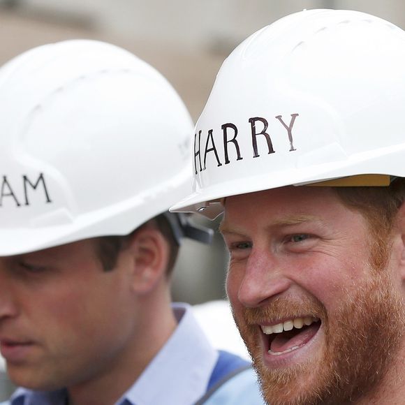 Il aurait notamment tenté de rentrer en contact avec eux par le biais de messages et d'appels qui n’ont reçu aucune réponse...

Le prince William et le prince Harry visitent un chantier de rénovation d'appartements à Manchester. Le 23 septembre 2015 AGENCE / BESTIMAGE