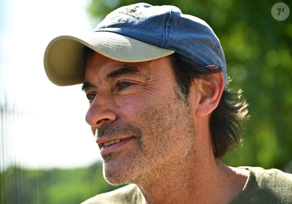 Exclusif - Un an jour pour jour après le décès d'Alain Delon, son fils Anthony (avec Loubo, le berger belge de son père) lui a rendu hommage au domaine familial de Douchy dans le Loiret, France, le 18 août 2025. © Christian Liewig/Bestimage