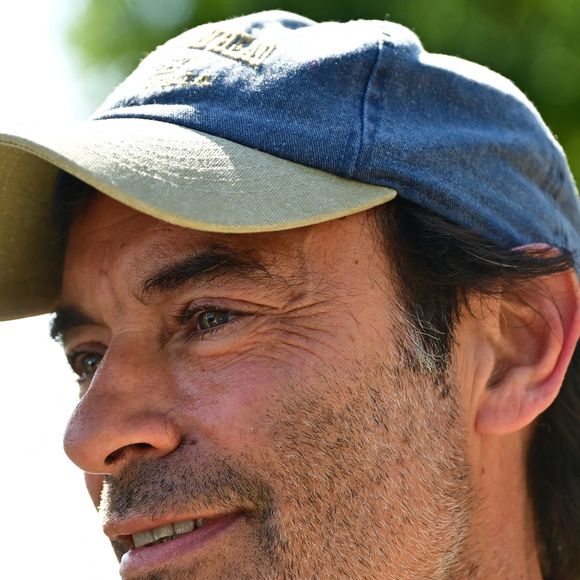 Exclusif - Un an jour pour jour après le décès d'Alain Delon, son fils Anthony (avec Loubo, le berger belge de son père) lui a rendu hommage au domaine familial de Douchy dans le Loiret, France, le 18 août 2025. © Christian Liewig/Bestimage