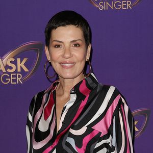En parallèle de ce rôle de conférencière, Cristina Cordula poursuit sa carrière télévisuelle avec le retour du concours Cousu main, désormais diffusé sur la chaîne RMC Life.

Cristina Cordula - Photocall officiel, organisé par TF1 et Musée Grévin, de la soirée "Watch Party" de lancement de la nouvelle saison de Mask Singer au Musée Grévin à Paris le 24 Avril 2026.
© Guirec Coadic / Bestimage