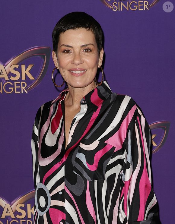 En parallèle de ce rôle de conférencière, Cristina Cordula poursuit sa carrière télévisuelle avec le retour du concours Cousu main, désormais diffusé sur la chaîne RMC Life.

Cristina Cordula - Photocall officiel, organisé par TF1 et Musée Grévin, de la soirée "Watch Party" de lancement de la nouvelle saison de Mask Singer au Musée Grévin à Paris le 24 Avril 2026.
© Guirec Coadic / Bestimage