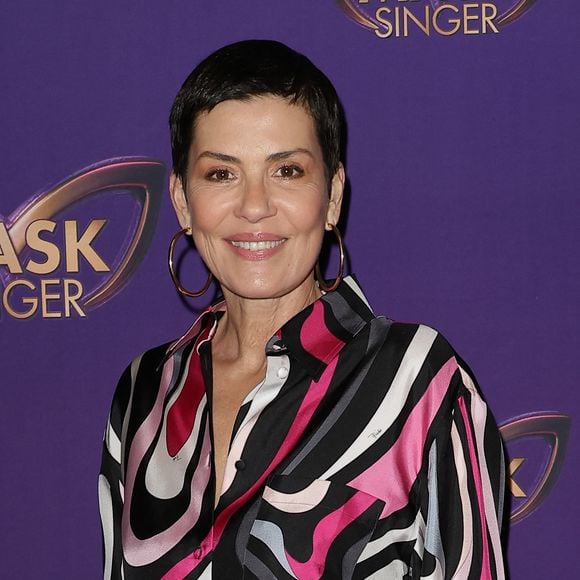 En parallèle de ce rôle de conférencière, Cristina Cordula poursuit sa carrière télévisuelle avec le retour du concours Cousu main, désormais diffusé sur la chaîne RMC Life.

Cristina Cordula - Photocall officiel, organisé par TF1 et Musée Grévin, de la soirée "Watch Party" de lancement de la nouvelle saison de Mask Singer au Musée Grévin à Paris le 24 Avril 2026.
© Guirec Coadic / Bestimage