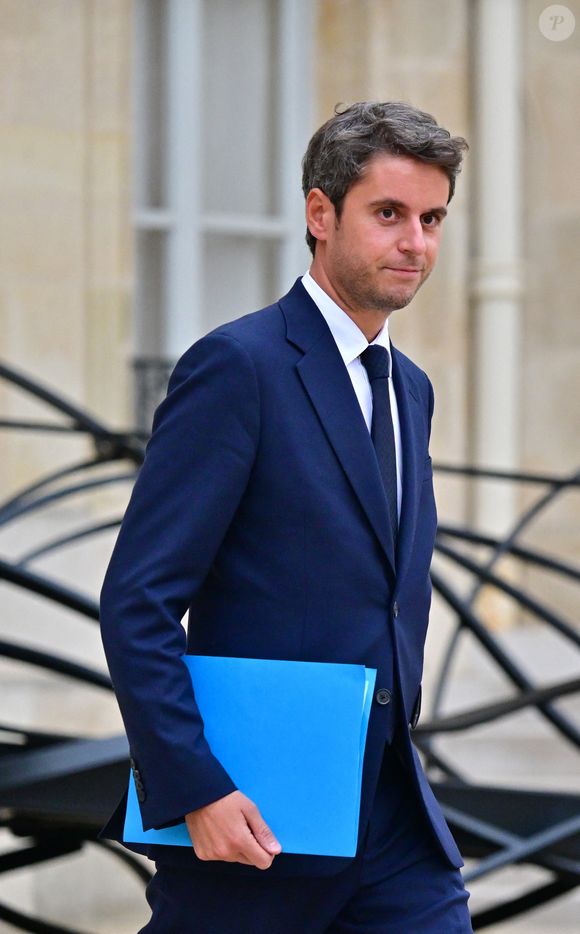 Gabriel Attal, président du groupe parlementaire Ensemble Pour la République - Les chefs des partis politiques et des groupes parlementaires de l'Assemblée nationale votent du palais présidentiel de l'Elysée à Paris, France, le 10 octobre 2025. © Christian Liewig/Bestimage