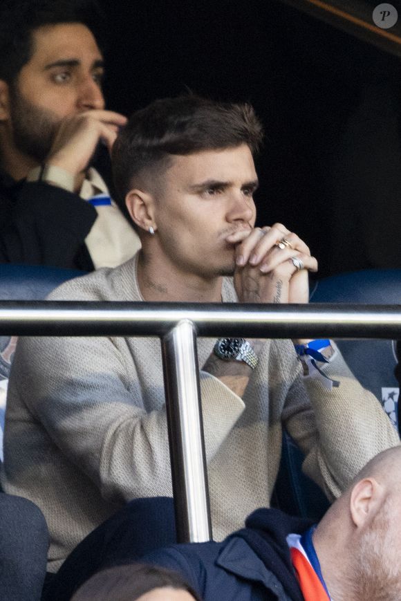Romeo Beckham dans les tribunes lors du match retour de la Ligue Des Champions 2024-2025 (LDC) "PSG - Arsenal" (2-1) au Parc des Princes à Paris le 7 mai 2025. © Cyril Moreau/Bestimage