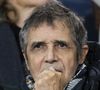 Il lui rend aujourd'hui hommage d'une belle manière, en faisant ce qu'il sait faire de mieux : chanter.

Julien Clerc - People dans les tribunes lors du match de ligue des champions entre le PSG et l'AC Milan au Parc des Princes à Paris. © Cyril Moreau/Bestimage