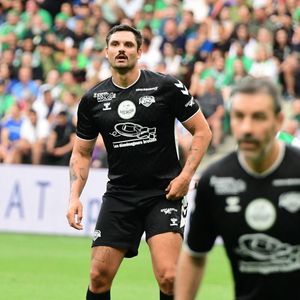 Florent Manaudou - Match des héros au stade Geoffroy-Guichard de Saint-Etienne le 31 mai 2026. Les Légendes des Verts et la Team des Héros ont fait le spectacle ce dimanche soir à Geoffroy-Guichard (3-4). Ovationnés par plus de 17 000 spectateurs, leur participation, et celle du peuple Vert, va permettre de faire avancer la recherche contre la maladie de Charcot.  © Romain Doucelin/Bestimage