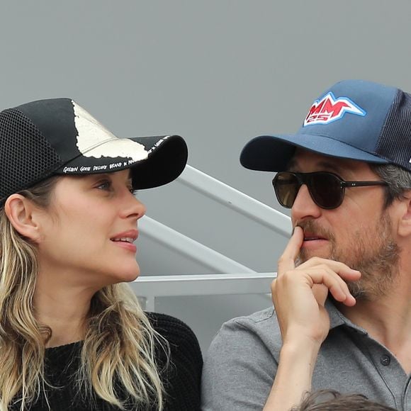 Marion Cotillard et son compagnon Guillaume Canet - People dans les tribunes lors de la finale messieurs des internationaux de France de tennis de Roland Garros 2019 à Paris le 9 juin 2019. © Jacovides-Moreau/Bestimage