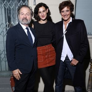 Inès de la Fressange avec sa fille Nine d'Urso et son compagnon Denis Olivennes - Vernissage de l'exposition "Wonderland" de Nine d'Urso à la galerie Basia Embiricos (14 rue des jardins Saint-Paul 75004 Paris) à Paris le 12 octobre 2023. Nine d'Urso propose une autre méthode pour «recycler» l’énergie psychique en art. Afin de créer son œuvre, la plasticienne demandait aux membres de sa famille, à ses amis et même à des personnes aléatoires de lui confier leurs secrets, et chacun d'eux elle plaçait, comme une alchimiste médiévale, dans une petite bouteille en y collant un dessin allégorique. Ainsi, le «placard à histoires» de Nine d'Urso contient plusieurs dizaines de «confessions chiffrées». Osés et satiriques, directs et difficiles à décrypter, raffinés et juste sauvages. © Denis Guignebourg/Bestimage