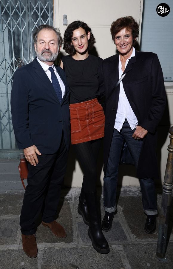 Inès de la Fressange avec sa fille Nine d'Urso et son compagnon Denis Olivennes - Vernissage de l'exposition "Wonderland" de Nine d'Urso à la galerie Basia Embiricos (14 rue des jardins Saint-Paul 75004 Paris) à Paris le 12 octobre 2023. Nine d'Urso propose une autre méthode pour «recycler» l’énergie psychique en art. Afin de créer son œuvre, la plasticienne demandait aux membres de sa famille, à ses amis et même à des personnes aléatoires de lui confier leurs secrets, et chacun d'eux elle plaçait, comme une alchimiste médiévale, dans une petite bouteille en y collant un dessin allégorique. Ainsi, le «placard à histoires» de Nine d'Urso contient plusieurs dizaines de «confessions chiffrées». Osés et satiriques, directs et difficiles à décrypter, raffinés et juste sauvages. © Denis Guignebourg/Bestimage
