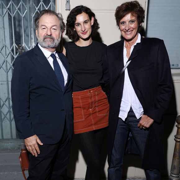 Inès de la Fressange avec sa fille Nine d'Urso et son compagnon Denis Olivennes - Vernissage de l'exposition "Wonderland" de Nine d'Urso à la galerie Basia Embiricos (14 rue des jardins Saint-Paul 75004 Paris) à Paris le 12 octobre 2023. Nine d'Urso propose une autre méthode pour «recycler» l’énergie psychique en art. Afin de créer son œuvre, la plasticienne demandait aux membres de sa famille, à ses amis et même à des personnes aléatoires de lui confier leurs secrets, et chacun d'eux elle plaçait, comme une alchimiste médiévale, dans une petite bouteille en y collant un dessin allégorique. Ainsi, le «placard à histoires» de Nine d'Urso contient plusieurs dizaines de «confessions chiffrées». Osés et satiriques, directs et difficiles à décrypter, raffinés et juste sauvages. © Denis Guignebourg/Bestimage