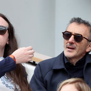 Elie Semoun et sa compagne Aude Fraineau dans les tribunes lors des Internationaux de France de Tennis de Roland Garros 2026, à Paris, France, le 3 juin 2026. © Jacovides-Moreau/Bestimage