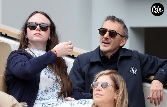 Elie Semoun et sa compagne Aude Fraineau dans les tribunes lors des Internationaux de France de Tennis de Roland Garros 2026, à Paris, France, le 3 juin 2026. © Jacovides-Moreau/Bestimage
